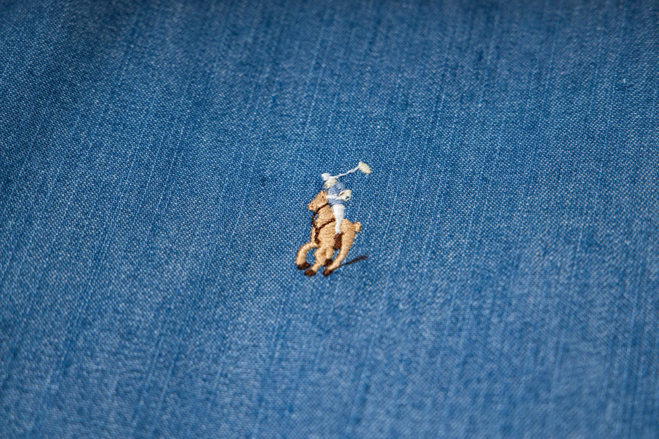 P220 model number: G006 Ralph Lauren/Ralph Lauren classic color small label couple style washed denim long-sleeved shirt 1️⃣Made of high-quality denim fabric, the upper body is soft and comfortable, extremely delicate, has a solid, smooth and soft feel, and the fabric does not wrinkle, and the feel is invincible. The details are handled perfectly! 2️⃣Adopting the washing process, the workmanship details are perfectly controlled. They are all hemmed with vest technology, and the insides of the sleeves are also used. Different from the four-needle and five-thread workmanship, the collars are also all designed with interlining, showing high-end fashion and individuality, and the style is fashionable, simple and elegant! 3️⃣It is very youthful and energetic, and can be easily worn by both men and women. It is very in line with the fashion aesthetic concepts of today's young people! Color: light blue, dark blue Size: S, M, L, XL